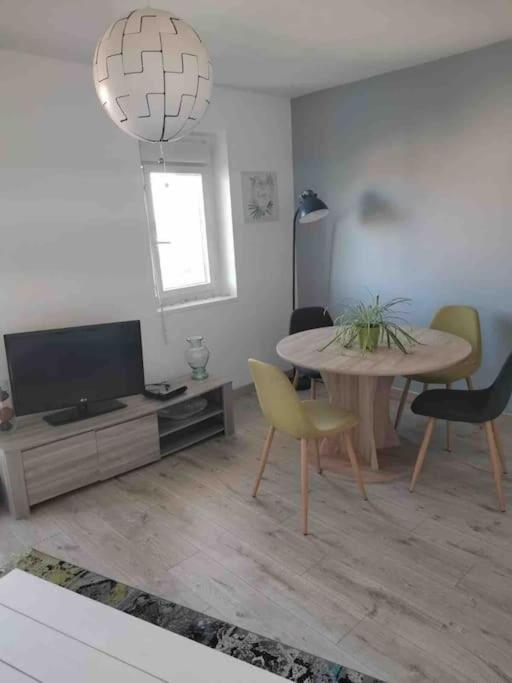 Charmant Appartement Au Calme Bourg-en-Bresse Exterior foto